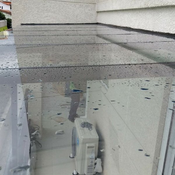 Cobertura em vidro laminado incolor com pelicola contra raios U.V